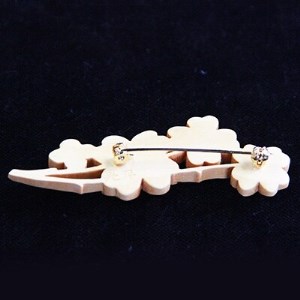 つげ細工 ブローチ(四つ葉のクローバー)　約7cm_装飾品・工芸品  アクセサリー _【1116507】