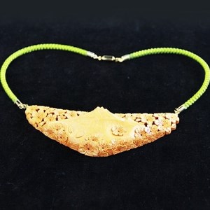 つげ細工 ネックレス(富士に桜) 約12.5cm×4.5cm_装飾品・工芸品