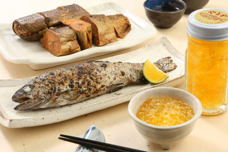 黄金イクラと新鮮冷凍ヤマメセット(3種)黄金イクラやヤマメを詰め合わせ！