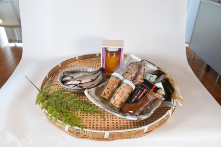 高級木箱入り黄金イクラ逸品セット(7種)黄金イクラやヤマメなどを詰め合せ！