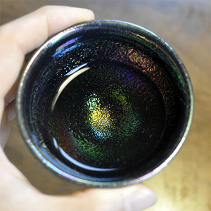虹の器～窯変天目～地元のシラスを調合した釉薬でつくった、虹色に輝く窯変天目のぐい呑み