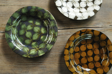 スリップウェアのリム皿 2枚 花柄、色おまかせ 国産 日本製 陶芸品