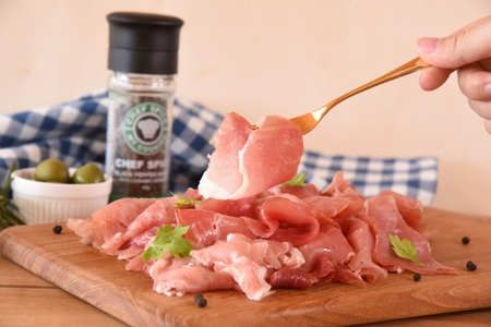 【訳あり】国産豚モモ生ハム切り落とし 900g選べる 内容量 パック 訳アリ 国産 豚肉 豚モモ 豚バラ 肩肉 生ハム スライス 切り落とし パンチェッタ 短冊 コッパスライス サラダ BBQ おつまみ お祝い 誕生日 結婚記念日 贈り物