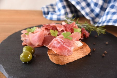 【訳あり】国産豚モモ生ハム切り落とし 900g選べる 内容量 パック 訳アリ 国産 豚肉 豚モモ 豚バラ 肩肉 生ハム スライス 切り落とし パンチェッタ 短冊 コッパスライス サラダ BBQ おつまみ お祝い 誕生日 結婚記念日 贈り物