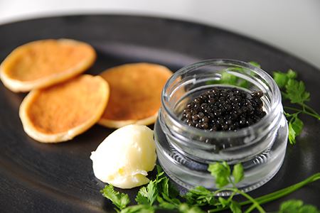 【桐箱入り】宮崎HEIKECAVIAR 10ｇ ブリニセット 【チョウザメ】 キャビアが初めての方でも分かりやすく 食べやすい オススメセット 【世界三大珍味×日本三大秘境】［宮崎 椎葉 国産 ちょうざめ キャビア 10g 魚卵 卵 クリーミー チョウザメ ブリニ ブリニセット お酒 魚介 珍味 加工品 冷凍 高級 贅沢 お取り寄せ ディナー パーティー おつまみ グルメ ギフト 記念日 誕生日 プレゼント お祝い 贈り物 贈答 桐箱 希少］【SZ-100】