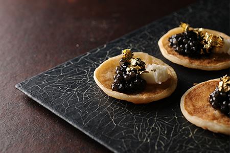 【桐箱入り】宮崎HEIKECAVIAR 10ｇ ブリニセット 【チョウザメ】 キャビアが初めての方でも分かりやすく 食べやすい オススメセット 【世界三大珍味×日本三大秘境】［宮崎 椎葉 国産 ちょうざめ キャビア 10g 魚卵 卵 クリーミー チョウザメ ブリニ ブリニセット お酒 魚介 珍味 加工品 冷凍 高級 贅沢 お取り寄せ ディナー パーティー おつまみ グルメ ギフト 記念日 誕生日 プレゼント お祝い 贈り物 贈答 桐箱 希少］【SZ-100】