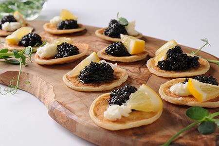 【桐箱入り】宮崎HEIKECAVIAR 10ｇ ブリニセット 【チョウザメ】 キャビアが初めての方でも分かりやすく 食べやすい オススメセット 【世界三大珍味×日本三大秘境】［宮崎 椎葉 国産 ちょうざめ キャビア 10g 魚卵 卵 クリーミー チョウザメ ブリニ ブリニセット お酒 魚介 珍味 加工品 冷凍 高級 贅沢 お取り寄せ ディナー パーティー おつまみ グルメ ギフト 記念日 誕生日 プレゼント お祝い 贈り物 贈答 桐箱 希少］【SZ-100】