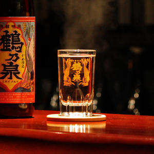 i950  鶴乃泉 焼酎グラスセット(900ml×1本・鶴乃泉グラス2個)焼酎 芋焼酎 鹿児島県 神酒造 焼酎グラス グラス  セット お湯割り 宅飲み 家呑み【三浦屋】