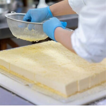 【毎月定期便】クランツ国誉店の濃厚チーズケーキ 200g×2本全2回_北海道 釧路町の老舗洋菓子店 クランツ国誉店 お菓子 人気 スイーツ ケーキ 冷蔵 プレゼント デザート 菓子 贈答用 贈答品 ギフト クリスマス クリスマスケーキ バレンタイン ホワイトデー 北海道 釧路町 釧路超 特産品 _【配送不可地域：離島】【4056086】