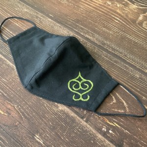 ワイヤー入り立体布マスク×1枚 魔よけを意味するアイヌ刺繍(グリーンの糸) 釧路町アイヌ協会応援【1331435】