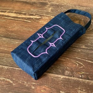 吊り下ティッシュカバー×1枚 魔よけを意味するアイヌ刺繍入り(パープルの糸)釧路町アイヌ協会応援【1331800】