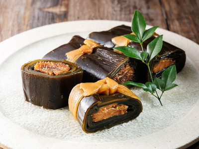 北海道産昆布で鮭(サケ)と鰊(にしん)を丁寧に巻いた昆布巻きセット(2本)_昆布巻 国産 北海道産 サケ ニシン コンブ だし 海藻 だし昆布 こんぶ水 出汁 乾物 こんぶ ギフト 調理済み 一人暮らし セット おかず 北連物産 きたれん 常温 調理済み 北海道 釧路町 釧路超 特産品 _【1386308】