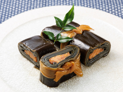 国産(北海道産)昆布で鮭(サケ)を丁寧に巻いた昆布巻きセット(2本)_昆布巻 国産 北海道産 サケ コンブ だし 海藻 だし昆布 こんぶ水 出汁 乾物 こんぶ ギフト 調理済み 一人暮らし セット おかず 北連物産 きたれん 常温 調理済み 北海道 釧路町 釧路超 特産品 _【1386321】