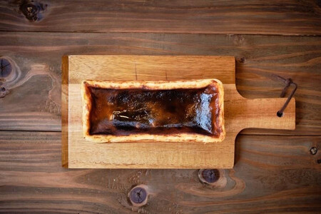 屋久島の手作りバスクチーズケーキ (ムラサキイモ)