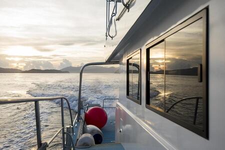 夕陽が沈む感動の光景を！奄美大島サンセットクルーズ（約3時間）