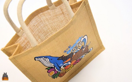 道の駅とくのしまオリジナルジュートバック ( バッグ カバン トートバック トートバッグ ジュート 道の駅 道の駅とくのしま オリジナル ファッション 小物 アイテム 徳之島 奄美 鹿児島 うさぎ アマミノクロウサギ クジラ フルーツ 果物 マンゴー pokke104 pokkeさん )