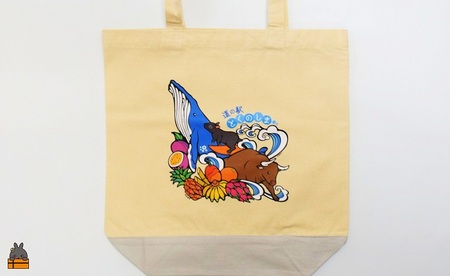 道の駅とくのしまオリジナルトートバック（アイボリー×グレー） ( バッグ カバン トートバック トートバッグ 綿 道の駅 道の駅とくのしま オリジナル ファッション 小物 アイテム 徳之島 奄美 鹿児島 うさぎ アマミノクロウサギ クジラ フルーツ 果物 マンゴー pokke104 pokkeさん )