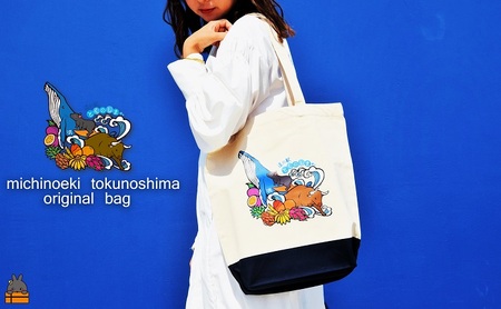 道の駅とくのしまオリジナルトートバック（アイボリー×ネイビー） ( バッグ カバン トートバック トートバッグ 綿 道の駅 道の駅とくのしま オリジナル ファッション 小物 アイテム 徳之島 奄美 鹿児島 うさぎ アマミノクロウサギ クジラ フルーツ 果物 マンゴー pokke104 pokkeさん )