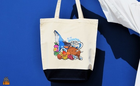 道の駅とくのしまオリジナルトートバック（アイボリー×ネイビー） ( バッグ カバン トートバック トートバッグ 綿 道の駅 道の駅とくのしま オリジナル ファッション 小物 アイテム 徳之島 奄美 鹿児島 うさぎ アマミノクロウサギ クジラ フルーツ 果物 マンゴー pokke104 pokkeさん )