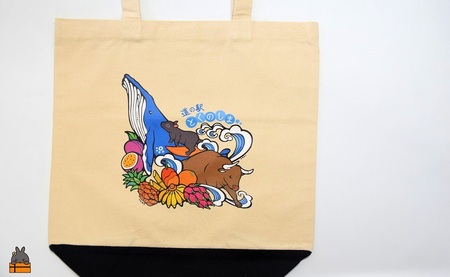 道の駅とくのしまオリジナルトートバック（アイボリー×ネイビー） ( バッグ カバン トートバック トートバッグ 綿 道の駅 道の駅とくのしま オリジナル ファッション 小物 アイテム 徳之島 奄美 鹿児島 うさぎ アマミノクロウサギ クジラ フルーツ 果物 マンゴー pokke104 pokkeさん )