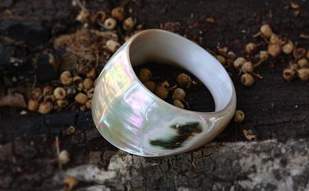 夜光貝を素材にした「バングル」貝工房かざはな【UR-1】