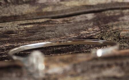 夜光貝を素材にした「シルバーバングル」貝工房かざはな【UC-1】