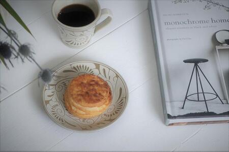 皿 ＜受注生産品＞黒釉唐草線彫 ( 5寸皿 × 1枚 )｜沖縄　やちむん　育陶園　人気　伝統