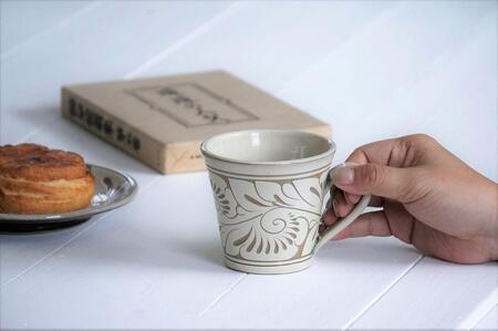 <受注生産品>緑釉唐草白抜線彫 ( マグカップ小 × 1個 )|沖縄 やちむん 育陶園 人気 伝統