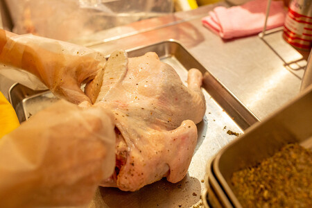 沖繩県産やんばる若鶏の丸焼き ハイグレードローストチキン ハーブ味 (1羽) ちょっとぜいたく チキンハウス 鶏肉 肉 にく 丸焼き 青森産ニンニク オリーブオイルを使用 ギフト お祝い パーティ 沖縄県 那覇市