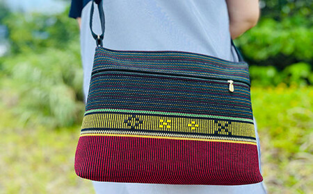 手織り花織みんさ ショルダーポシェットM（黒赤）AI-3