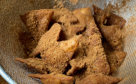 【SUNNY TACOS】黒糖シナモンチップス 440g(110g × 4個) 沖縄県 おきなわ サニー タコス こだわり お菓子 手軽 子ども やみつき スナック おいしい 美味しい 人気 ご当地 名護市 なご 黒糖 おやつ 国産 県産