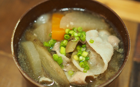 【3ヵ月定期便】【訳あり】あぐー豚肉切り落とし　700g 簡易包装シリーズ【黒豚あぐー】 訳アリ 豚 切り落とし 簡易包装 SDGS 豚汁 豚丼 あぐー 名護市 銘柄豚肉 簡単料理 アレンジ おかず 食品 国産豚 うまみ 冷凍 真空パック やんばる 肉