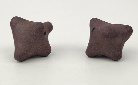 ツボ押しやちむん【2個入り】 やちむん つぼ押し 陶芸 陶芸品 焼き物 沖縄 お土産 ご当地 送料無料 名護市 ツボ押し石 焼物 筋肉のこりをほぐす 特殊な形 指圧 セルフメンテナンス ふるさと納税 なごし 伝統工芸 伝統工芸品