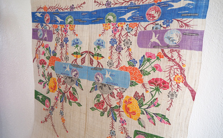 紅型暖簾　霞に枝垂れ桜【藤崎紅型工房】 伝統 工芸 民芸 紅型 びんがた 名護 おみやげ 作品 沖縄 お土産 絹 染物 ギフト プレゼント 鮮やか 植物染料 逸品 のれん おすすめ 人気