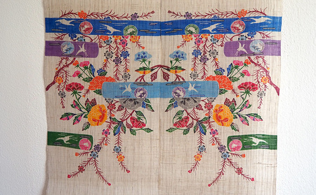 紅型暖簾　霞に枝垂れ桜【藤崎紅型工房】 伝統 工芸 民芸 紅型 びんがた 名護 おみやげ 作品 沖縄 お土産 絹 染物 ギフト プレゼント 鮮やか 植物染料 逸品 のれん おすすめ 人気