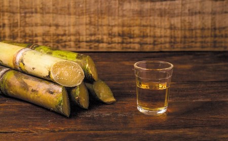 ヘリオス酒造【50年以上のロングセラーブランド】沖縄産さとうきび100％・沖縄ラム漬けハブ酒「うるま」ハブ入り40度3800ml【ハブサイズS】