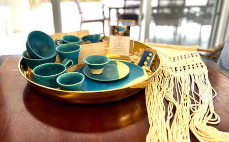 アーマンスイートヴィラ済井出　１棟貸し（8名様まで）素泊り宿泊券＋『calm凪』屋我地島焼詰め合わせ4セット 宿泊 チケット 宿泊券 観光地 旅行 観光 宿泊施設 ヴィラ ファミリー 家族 カップル 友人 バカンス 贈り物 プレゼント 人気 おすすめ 沖縄 陶器 やちむん