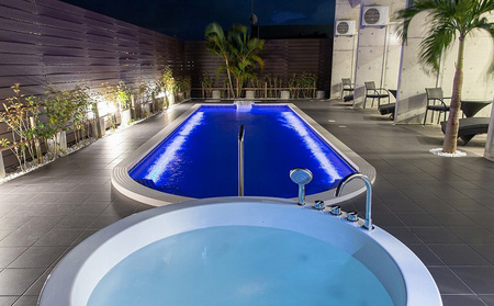 スムイデテラスＨ　広々空間のデザイナーズヴィラ【一棟貸切】素泊り宿泊券＋『calm凪』屋我地島焼詰め合わせ4セット