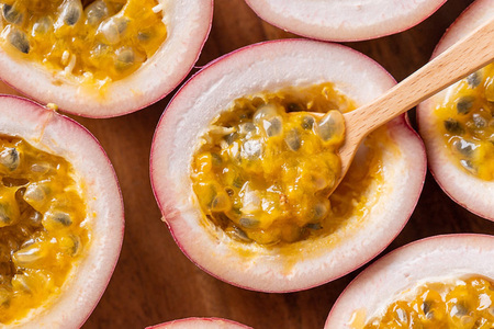 【 先行予約 2026年 発送 】 沖縄情熱農園 農薬不使用栽培 パッションフルーツ 「情熱の女神」 1kg (化粧箱) 贈答用 贈答品 ギフト 沖縄県産 果物 フルーツ くだもの 産地直送 農家直送 産直 酸味 甘い 1キロ 贈り物 沖縄県 糸満市