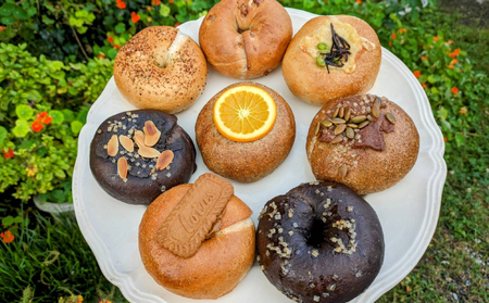 ＜PinebookBagel+＞当店おススメ！人気ベーグル5点　お任せセット パン 手作り 冷凍 朝食 間食 お菓子 おやつ スイーツ 人気 おすすめ 詰め合わせ お任せ もちもち 全粒粉 プレーン チョコ 小分け 個包装 国産 沖縄県