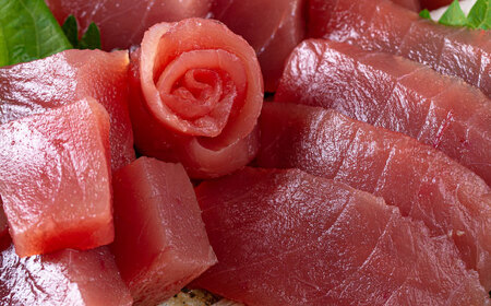 漁港直売店イチオシ3種セット (冷凍キハダマグロ1kg / セーイカ0.6kg / マグロギョーザ24個) [BCDZ004]