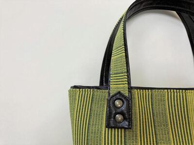ウージ染めトートバッグ（ヤシラミ織り）