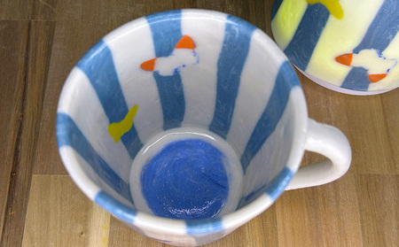 透土練り込み　マグカップ　蝶ストライプ柄 日用品 食器 コップ カップ マグカップ 陶器 焼物 やちむん 工芸品 伝統工芸 蝶々 ストライプ柄 青 白 ギフト 贈り物 贈答品 ふるさと 沖縄県 大宜味村