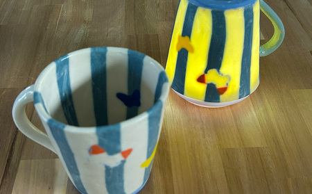 透土練り込み　マグカップ　蝶ストライプ柄 日用品 食器 コップ カップ マグカップ 陶器 焼物 やちむん 工芸品 伝統工芸 蝶々 ストライプ柄 青 白 ギフト 贈り物 贈答品 ふるさと 沖縄県 大宜味村