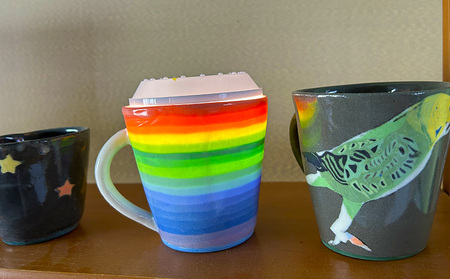 透土練り込み　マグカップ　蝶ストライプ柄 日用品 食器 コップ カップ マグカップ 陶器 焼物 やちむん 工芸品 伝統工芸 蝶々 ストライプ柄 青 白 ギフト 贈り物 贈答品 ふるさと 沖縄県 大宜味村