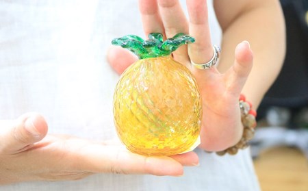 もとぶかりゆしゴールド 本部町産ゴールドバレルパイン1玉 パインガラス一輪挿しのセット 沖縄県本部町 ふるさと納税サイト ふるなび