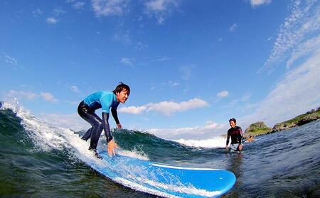 恩納村でサーファーデビュー!!スクール「なっとくの3回コース」【初心者向け1名様】|ピナクル
