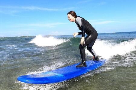 恩納村でサーファーデビュー!!スクール「なっとくの3回コース」【初心者向け1名様】|ピナクル