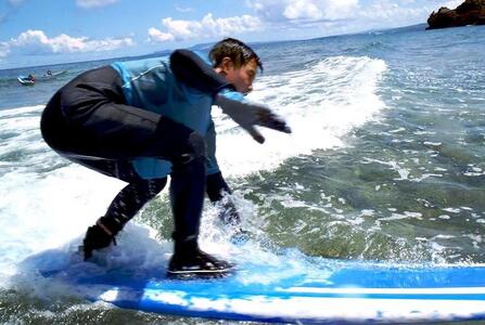 恩納村でサーファーデビュー!!スクール「なっとくの3回コース」【初心者向け1名様】|ピナクル