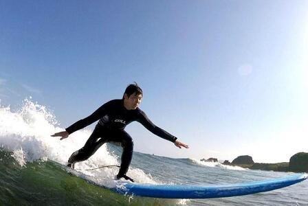 恩納村でサーファーデビュー!!スクール「なっとくの3回コース」【初心者向け1名様】|ピナクル